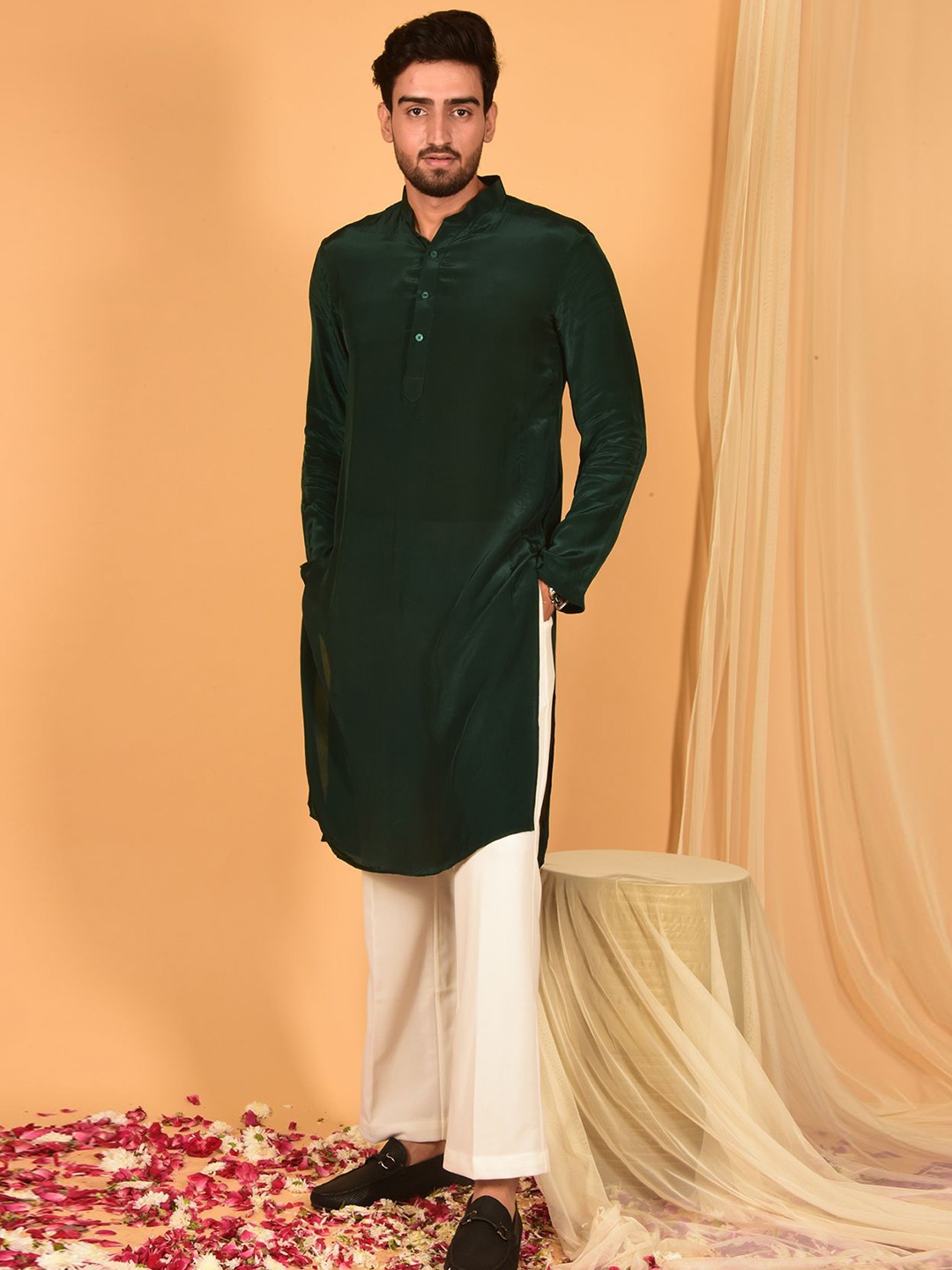 

Laalzari Men Band Collar Regular Silk Crepe Straight Kurta with Trousers, Green