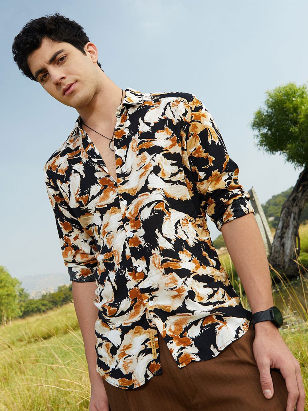 

Campus Sutra Men Comfort Fit Spread Collar Abstract Printed Casual Shirt, Black