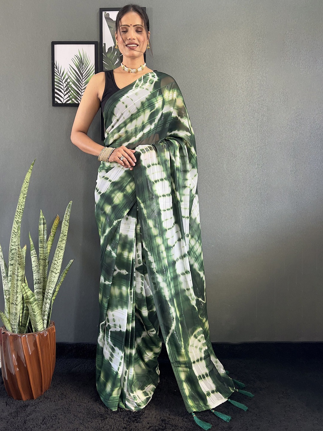 

APNISHA Pure Georgette Ready to Wear Saree, Green