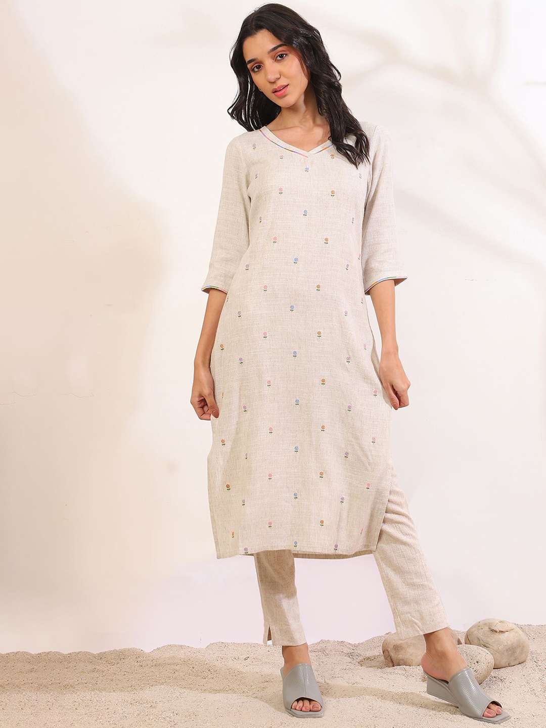 

AURELIA Floral Embroidered Thread Work V-Neck Straight Kurta, Beige