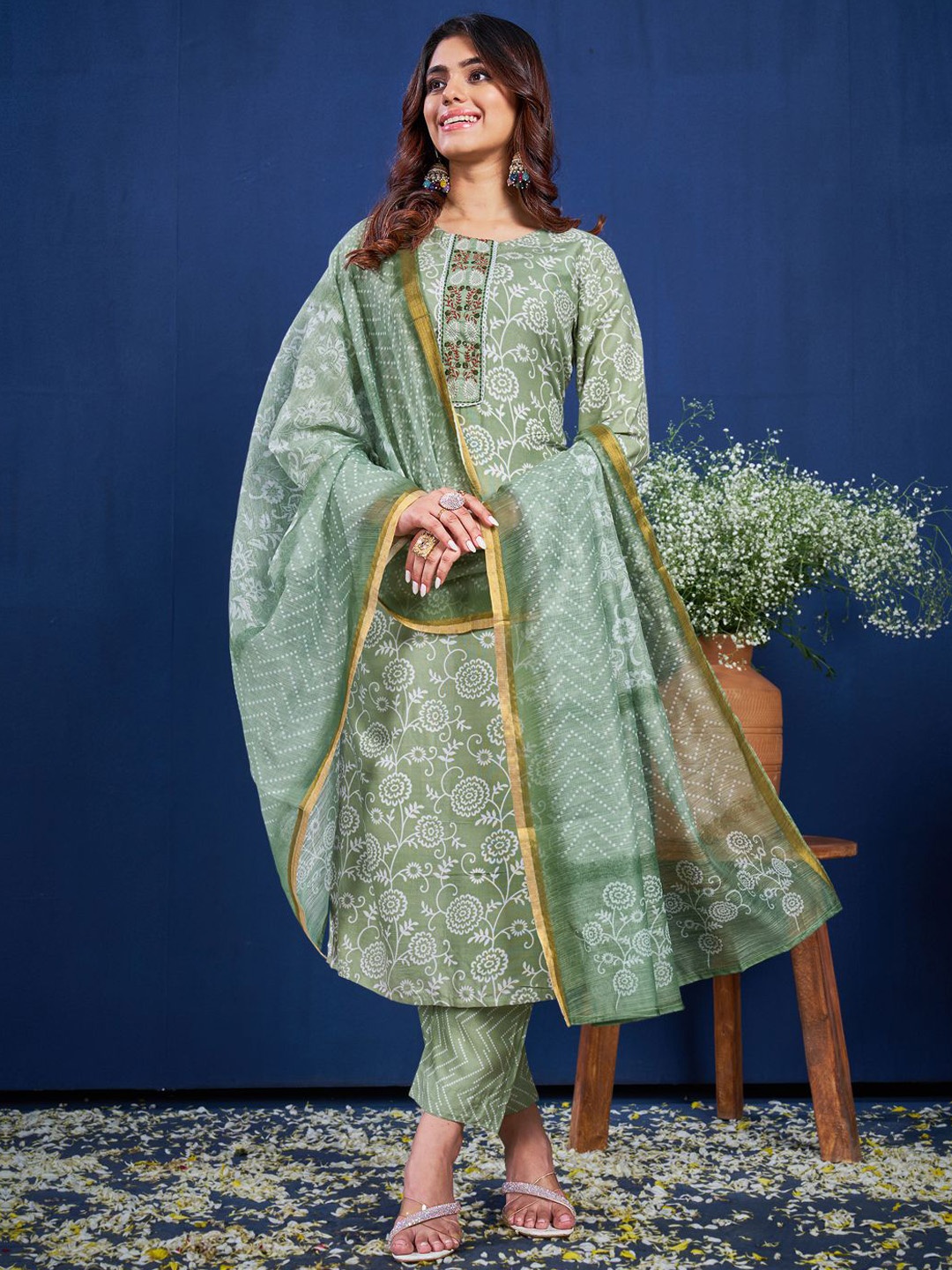 

ARADHNA Floral Printed Round Neck Sequinned Straight Kurta With Trousers & Dupatta, Green