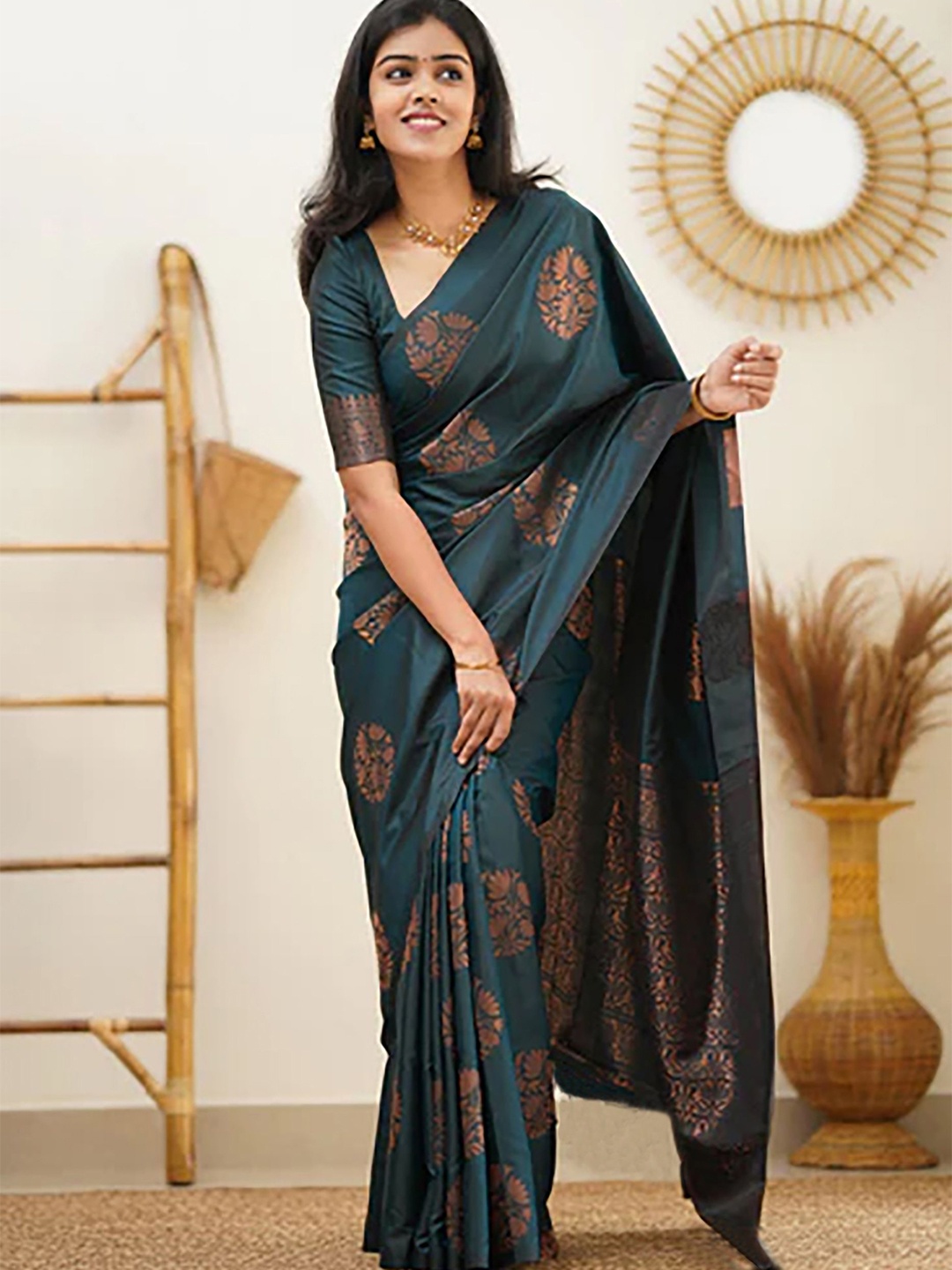 

bigben textile Woven Design Zari Silk Blend Banarasi Saree, Green