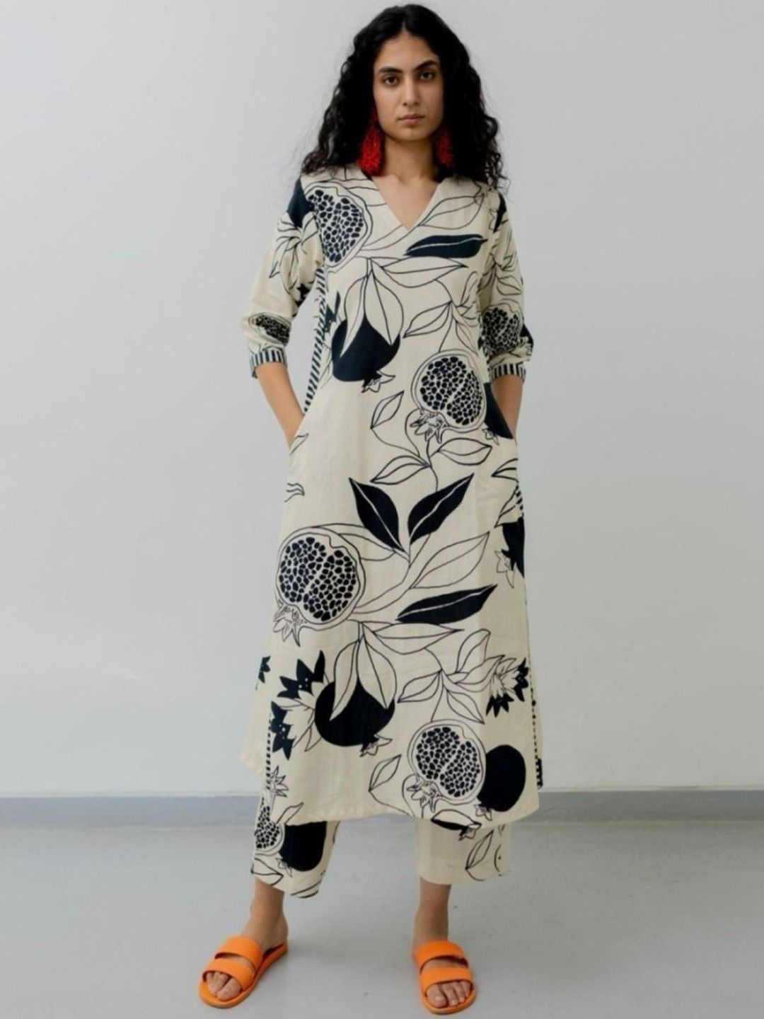 

ASCIIBLUES Women Floral Printed Regular Kurta with Trousers, Off white
