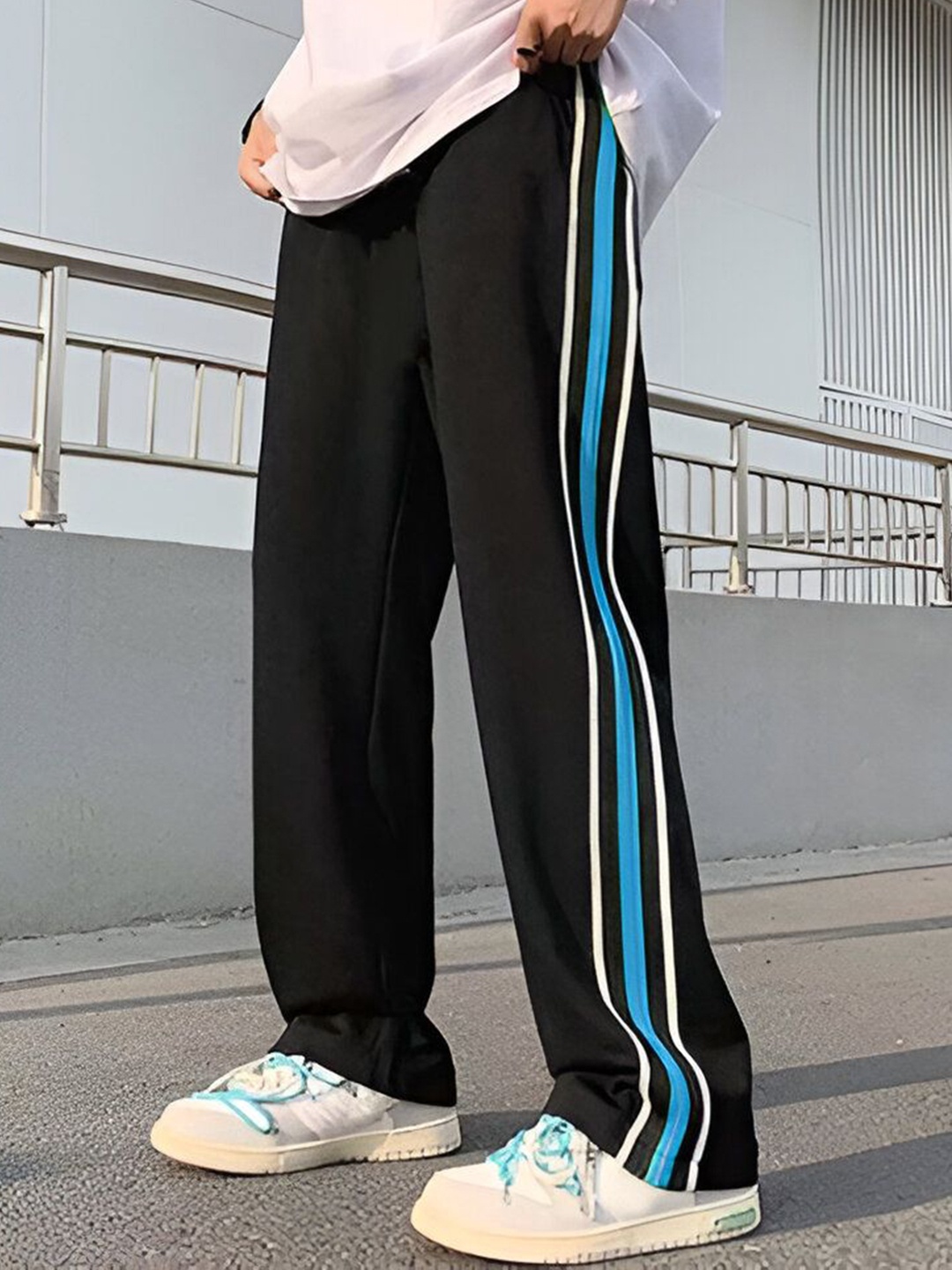 

MASCARI Men Striped Regular Fit Mid Rise Track Pant, Black