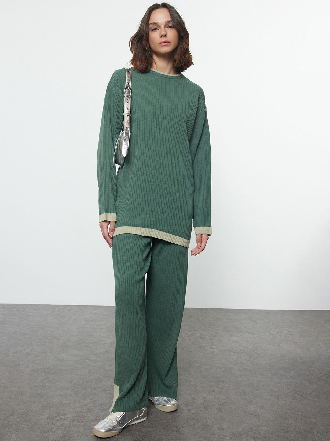 

Trendyol Round Neck Sweatshirt And Trousers, Green