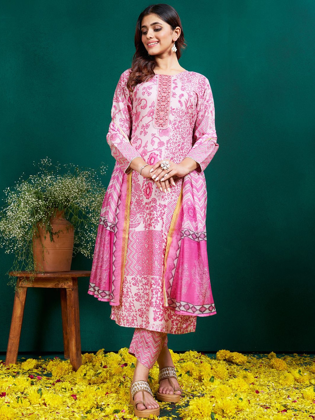 

ARADHNA Floral Printed Round Neck Sequinned Straight Kurta With Trousers & Dupatta, Pink