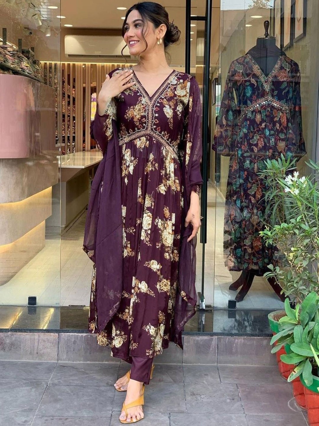 

ASCIIBLUES Women Floral Printed Empire Kurta with Trousers & With Dupatta, Purple