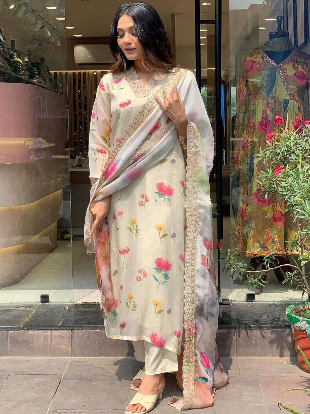

ASCIIBLUES Women Floral Printed Regular Kurta with Trousers & With Dupatta, Pink
