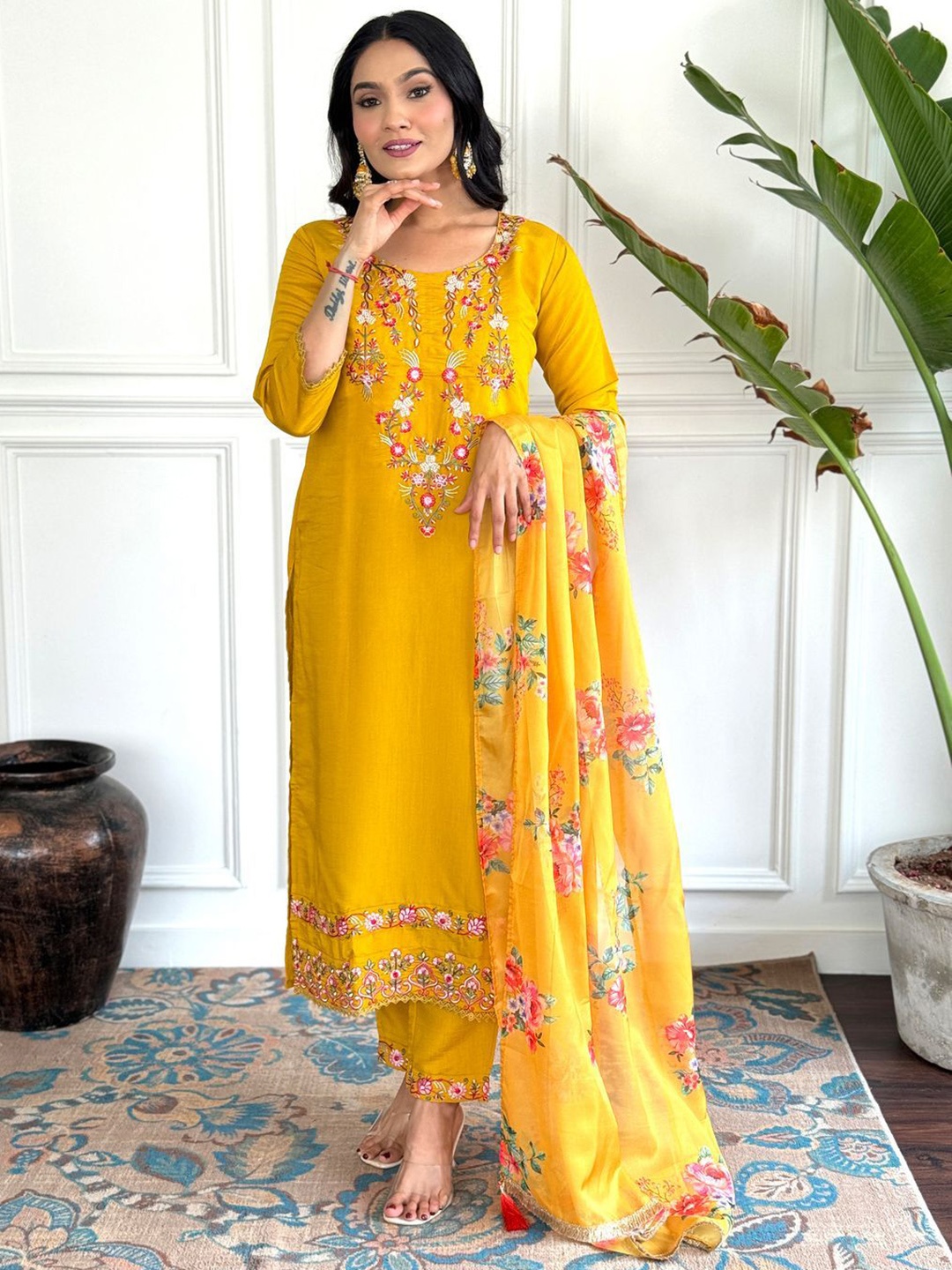 

ASCIIBLUES Women Floral Embroidered Regular Thread Work Kurta with Trousers & With Dupatta, Yellow