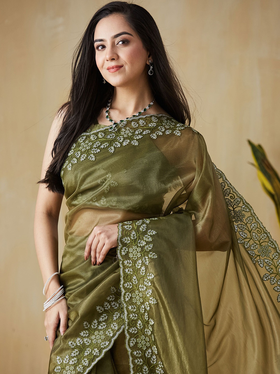 

RACHNA Sequinned Ready to Wear Net Saree, Green