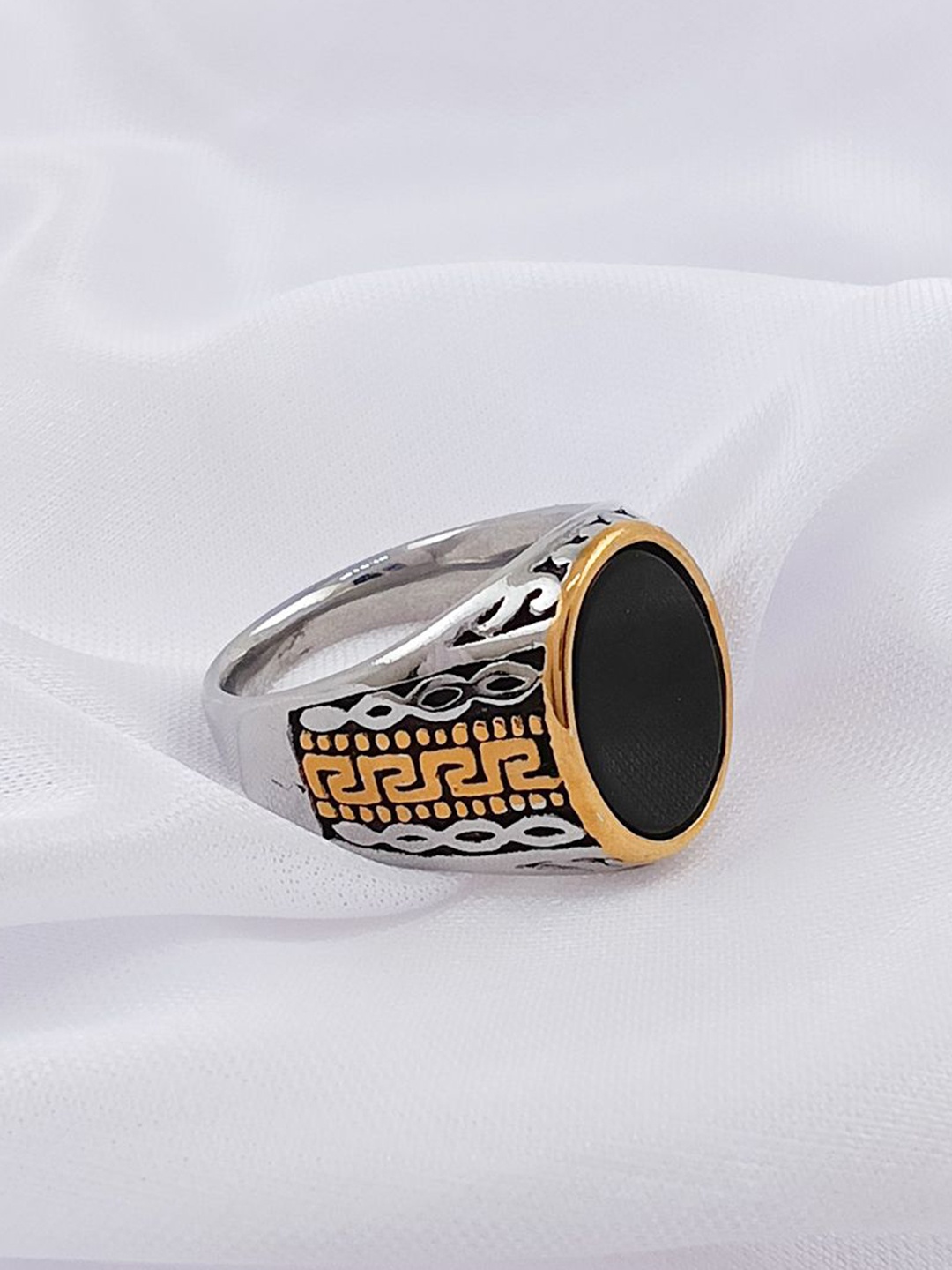 

Saizen 925 Sterling Silver Sliver-Plated Onyx Stone Studded Finger Ring