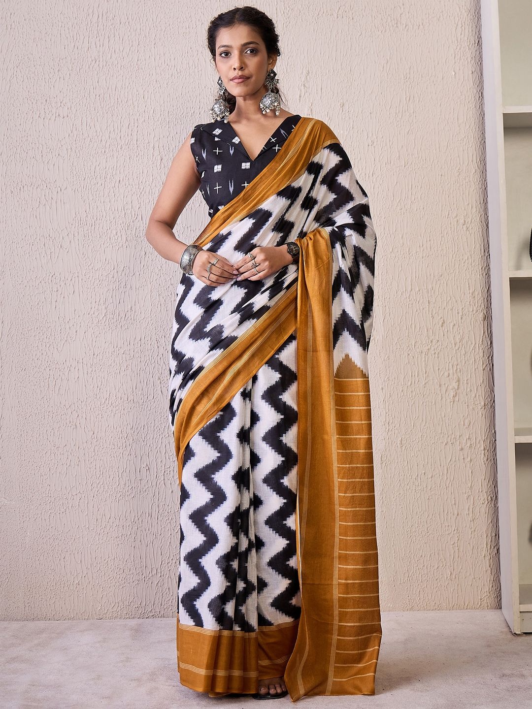 

KALINI Striped Printed Saree, White