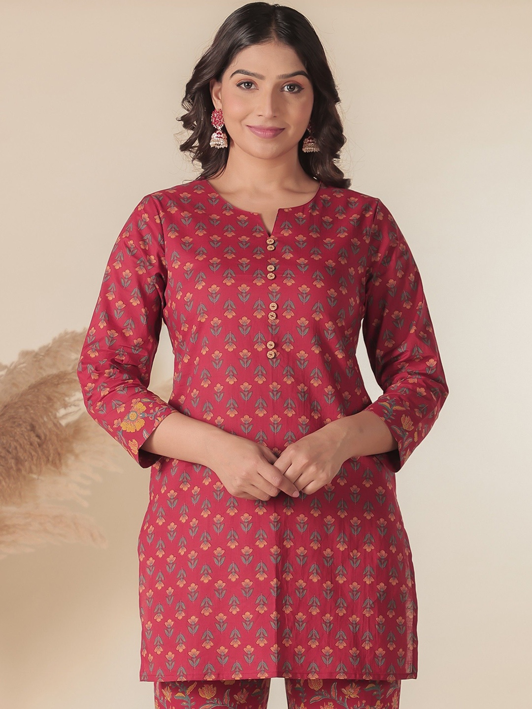 

Aramya Floral Printed Notch Neck Pure Cotton Straight Short Kurtas, Red