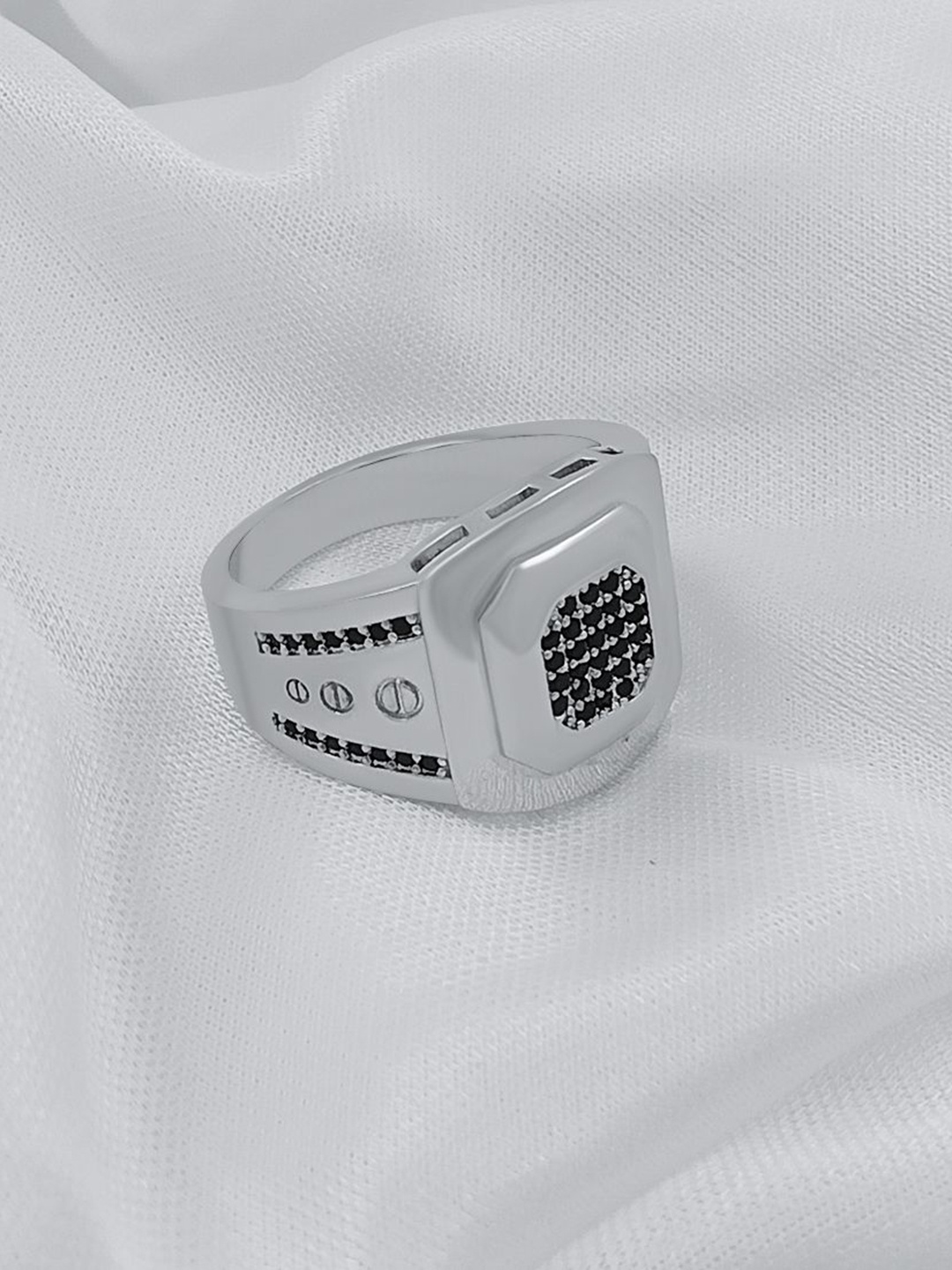 

Saizen 925 Sterling Silver Sliver-Plated Onyx Stone Studded Finger Ring
