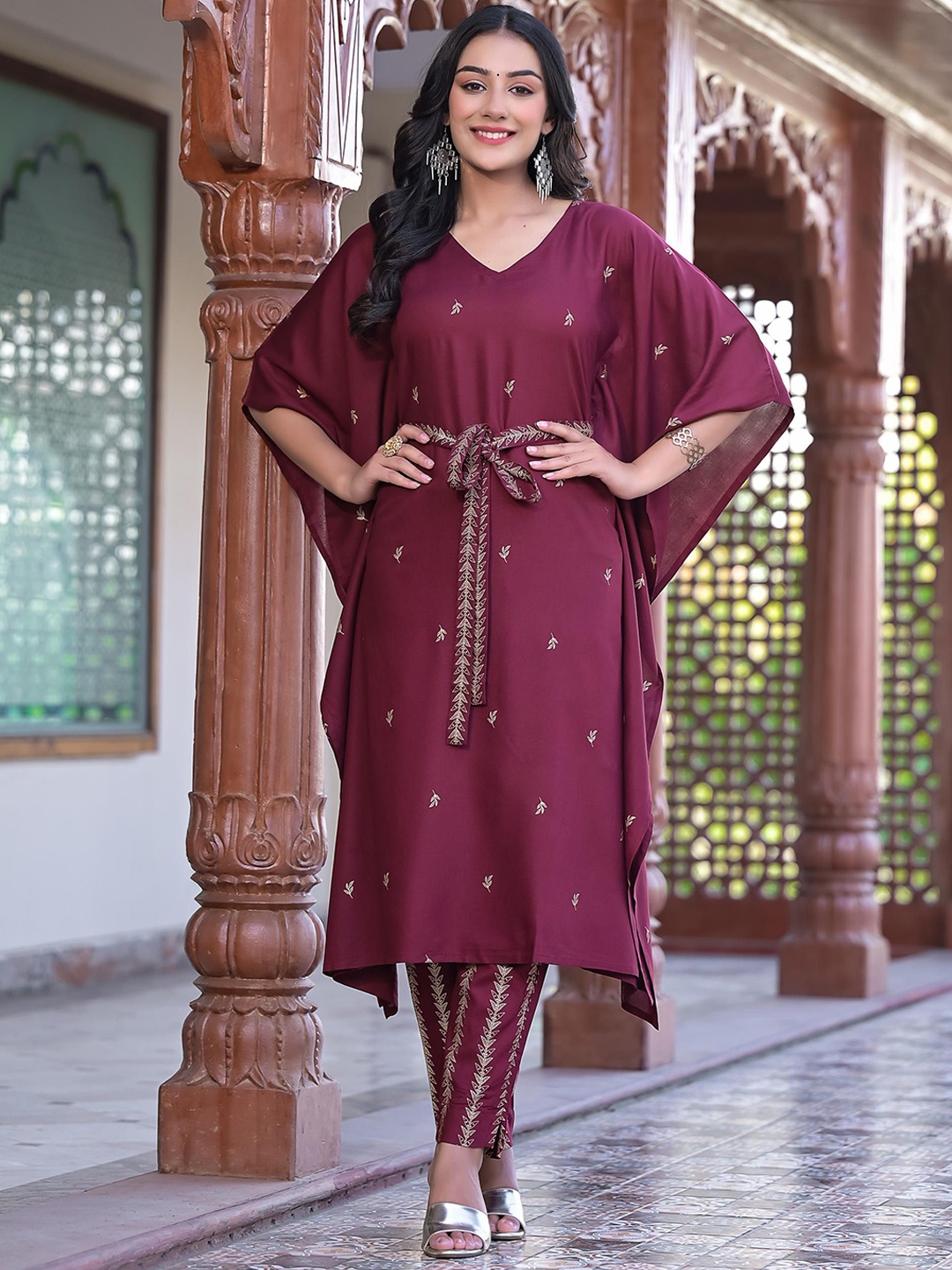 

KASHISHIYA Women Floral Printed Regular Thread Work Kurta with Trousers, Burgundy