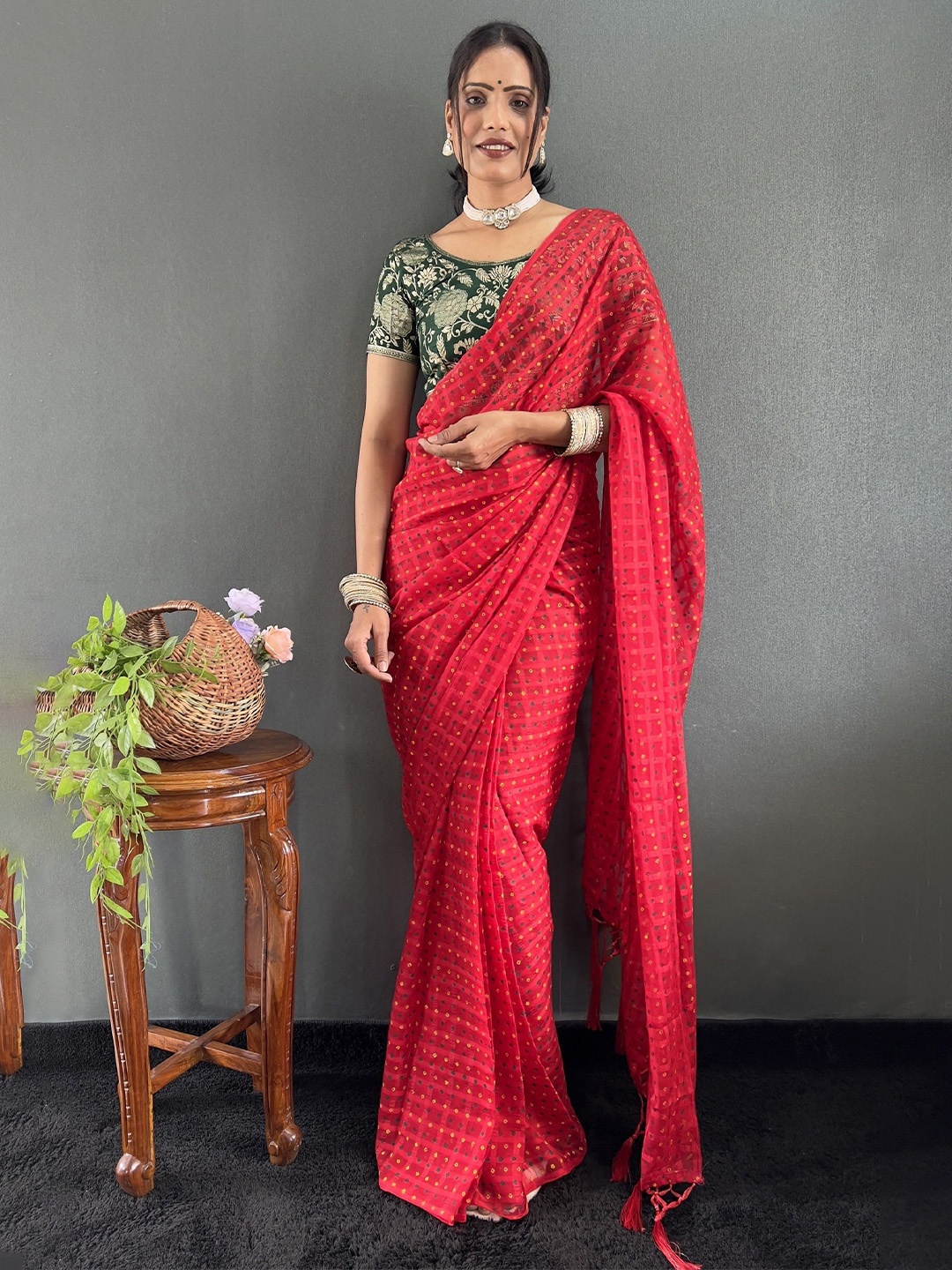 

LADY SHOPI Pure Chiffon Saree, Red