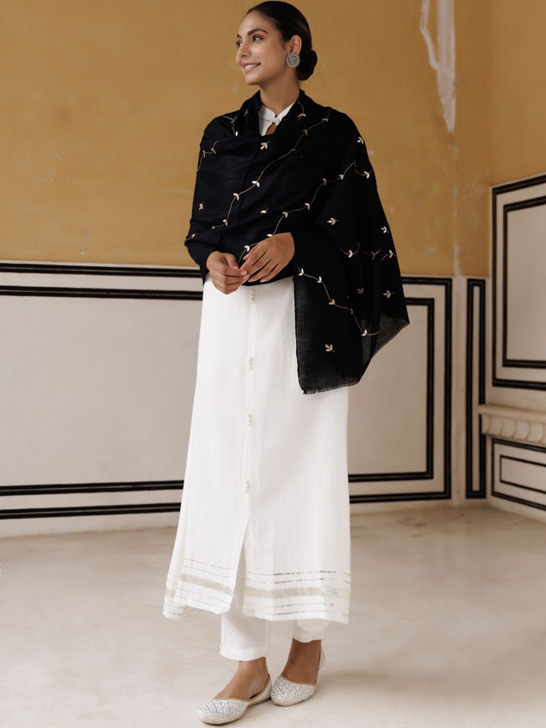 

Geroo Luxe Floral Embroidered Gotta Patti Woollen Shawl, Black