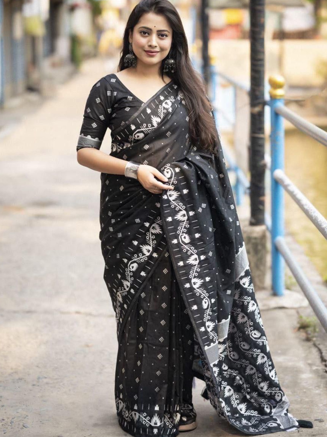 

JULEE Woven Design Chanderi Saree, Black