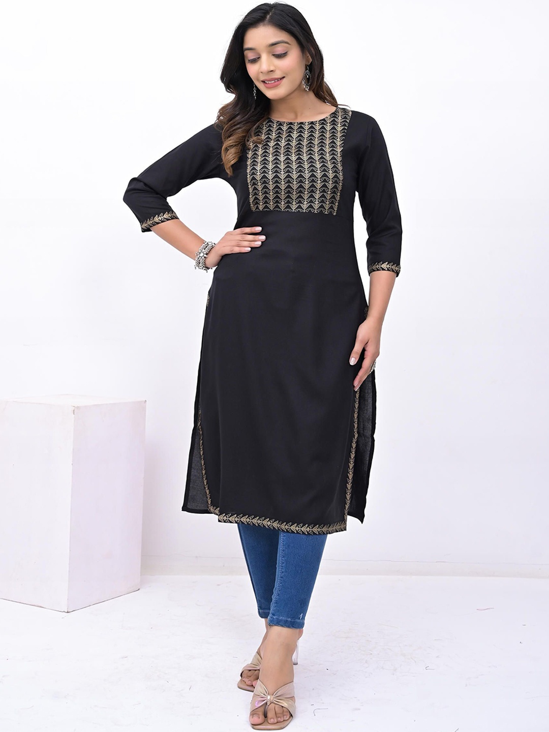 

KASHISHIYA Floral Yoke Design Round Neck Straight Kurta, Black