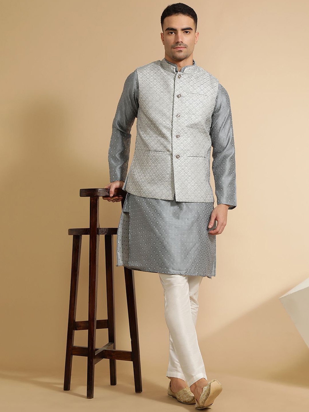 

Jaipur Kurti Geometric Woven Design Band Collar Straight Kurta With Pyjama & Nehru Jacket, Grey