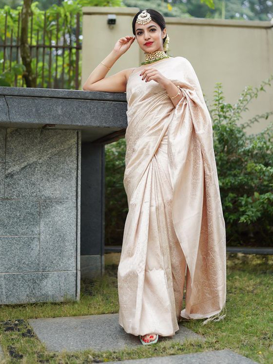 

Krimmple Woven Design Zari Saree, Off white