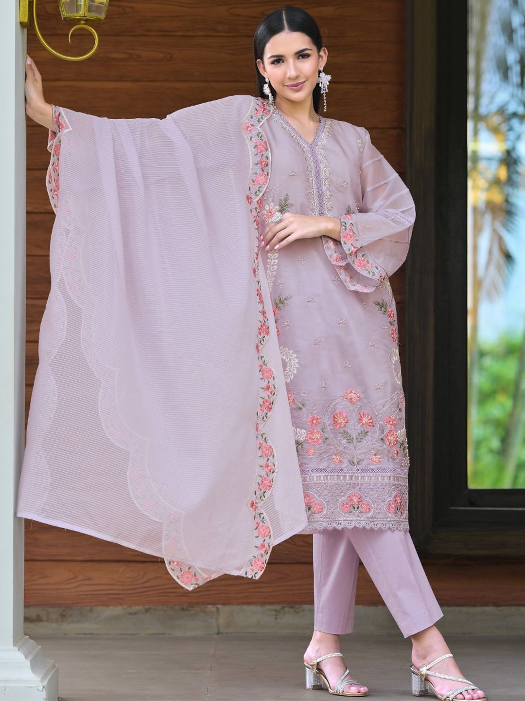 

HIBA STUDIO Women Floral Embroidered Panelled Thread Work Kurta with Trousers & With Dupatta, Purple