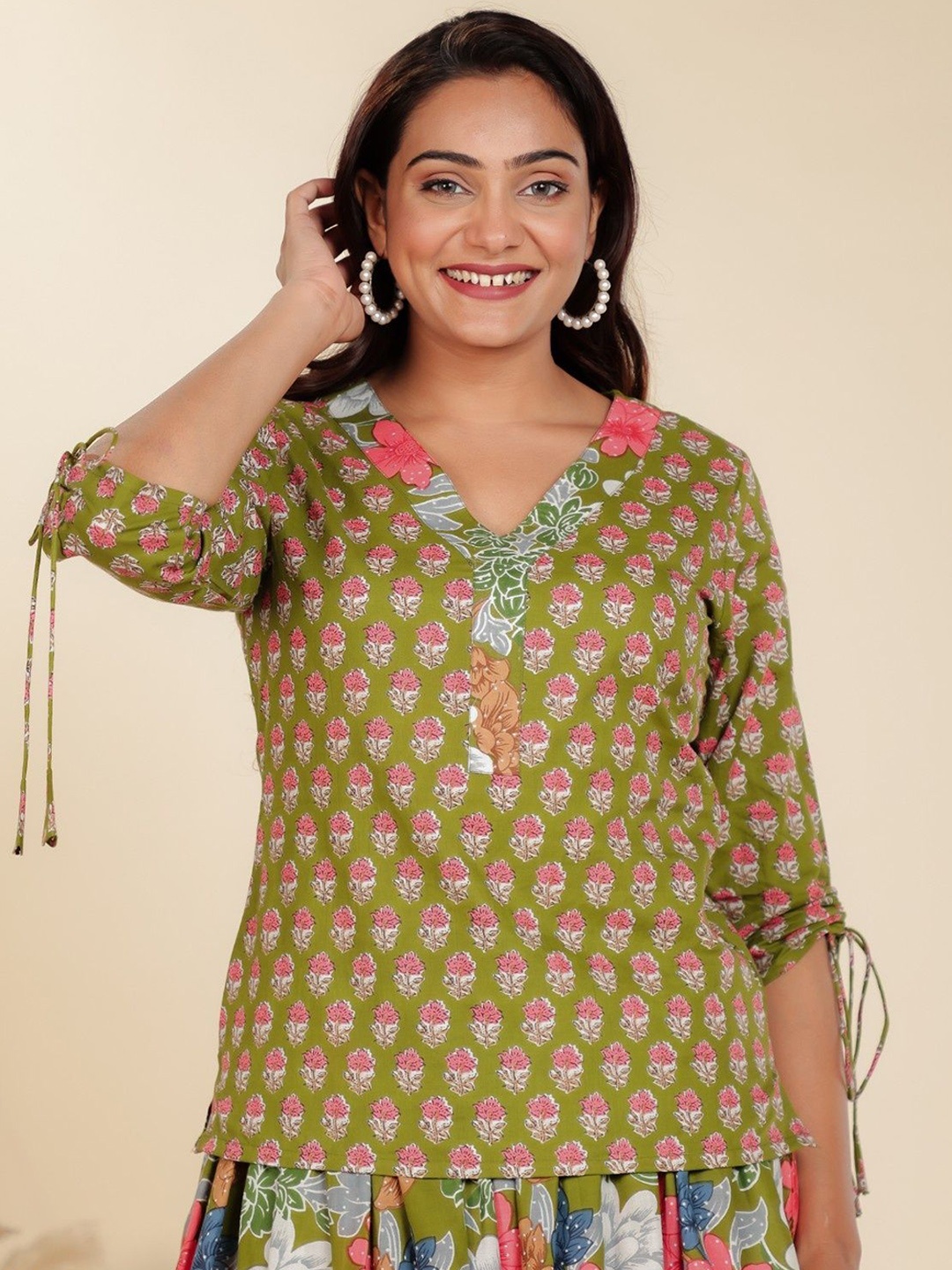 

Aramya Floral Printed V-Neck Patchwork Pure Cotton Straight Short Kurti, Green