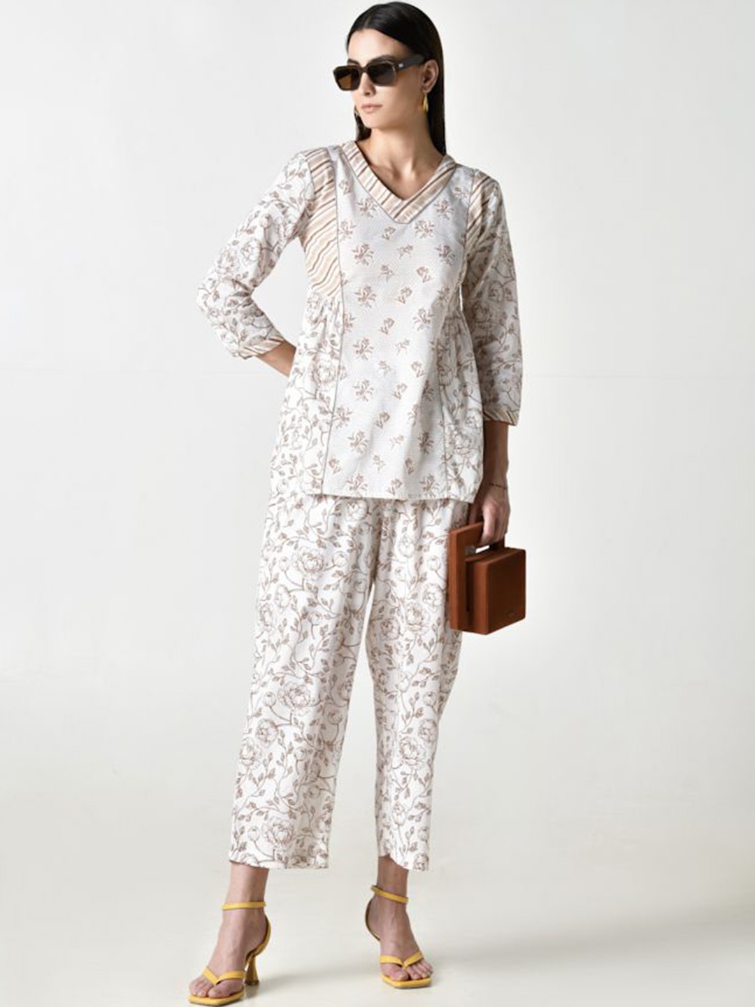 

STIL O STITCH Floral Printed V-Neck Top And Trouser, White