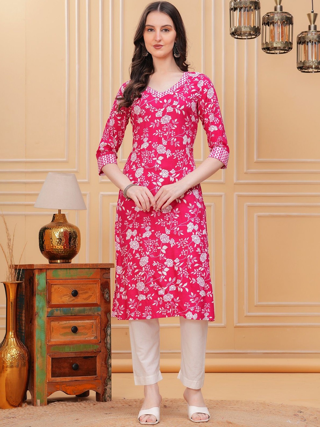 

KIRNYA Women Floral Printed Thread Work Kurta, Pink