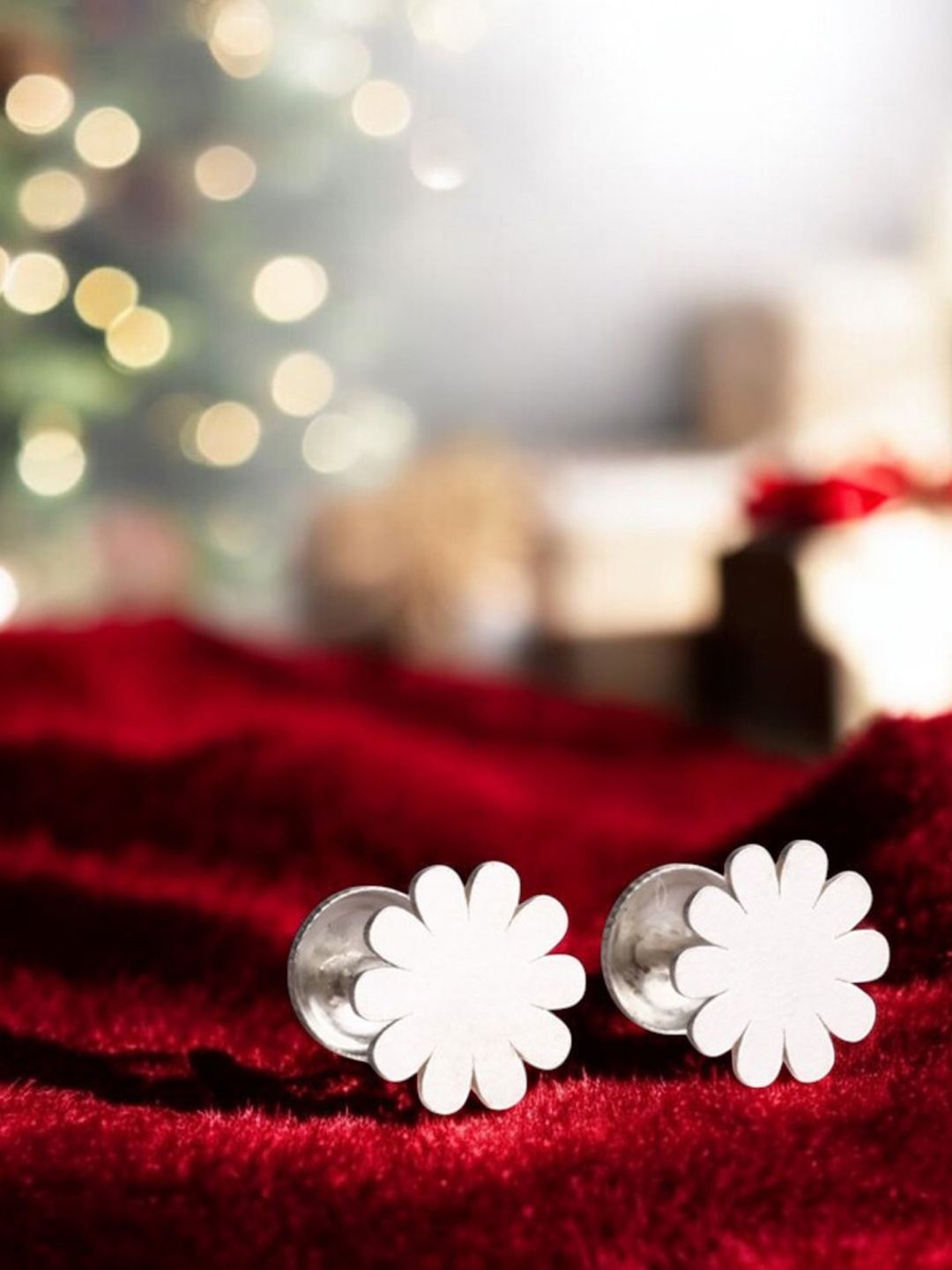 

DressBerry 925 Sterling Silver Floral Shaped Studs