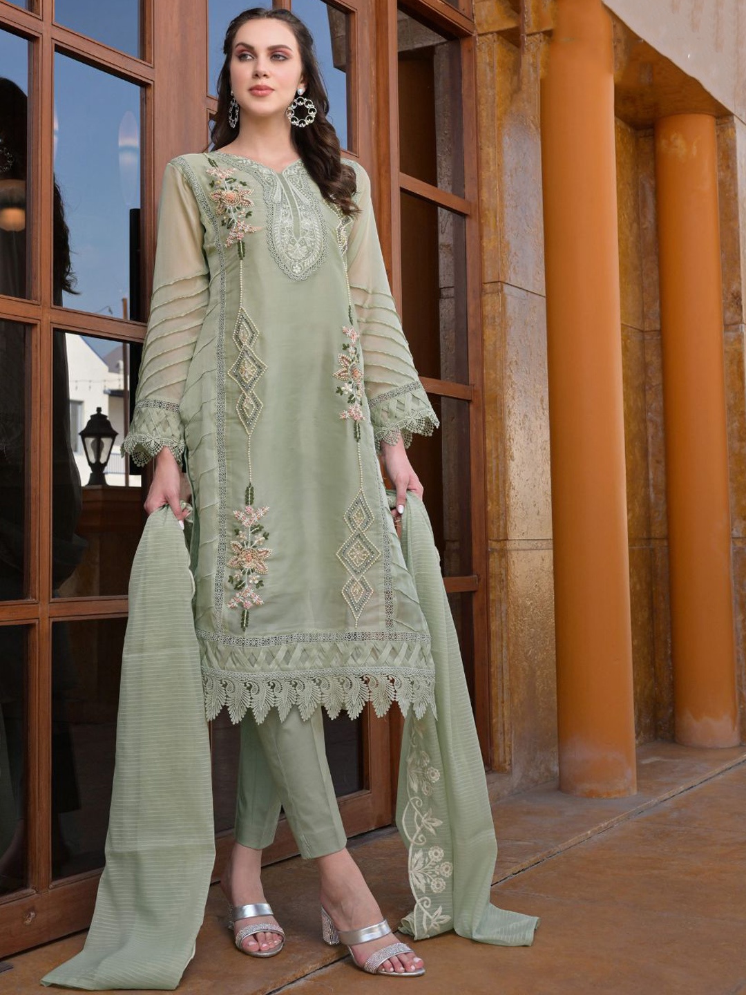 

HIBA STUDIO Women Floral Embroidered Panelled Thread Work Kurti with Trousers & With Dupatta, Green