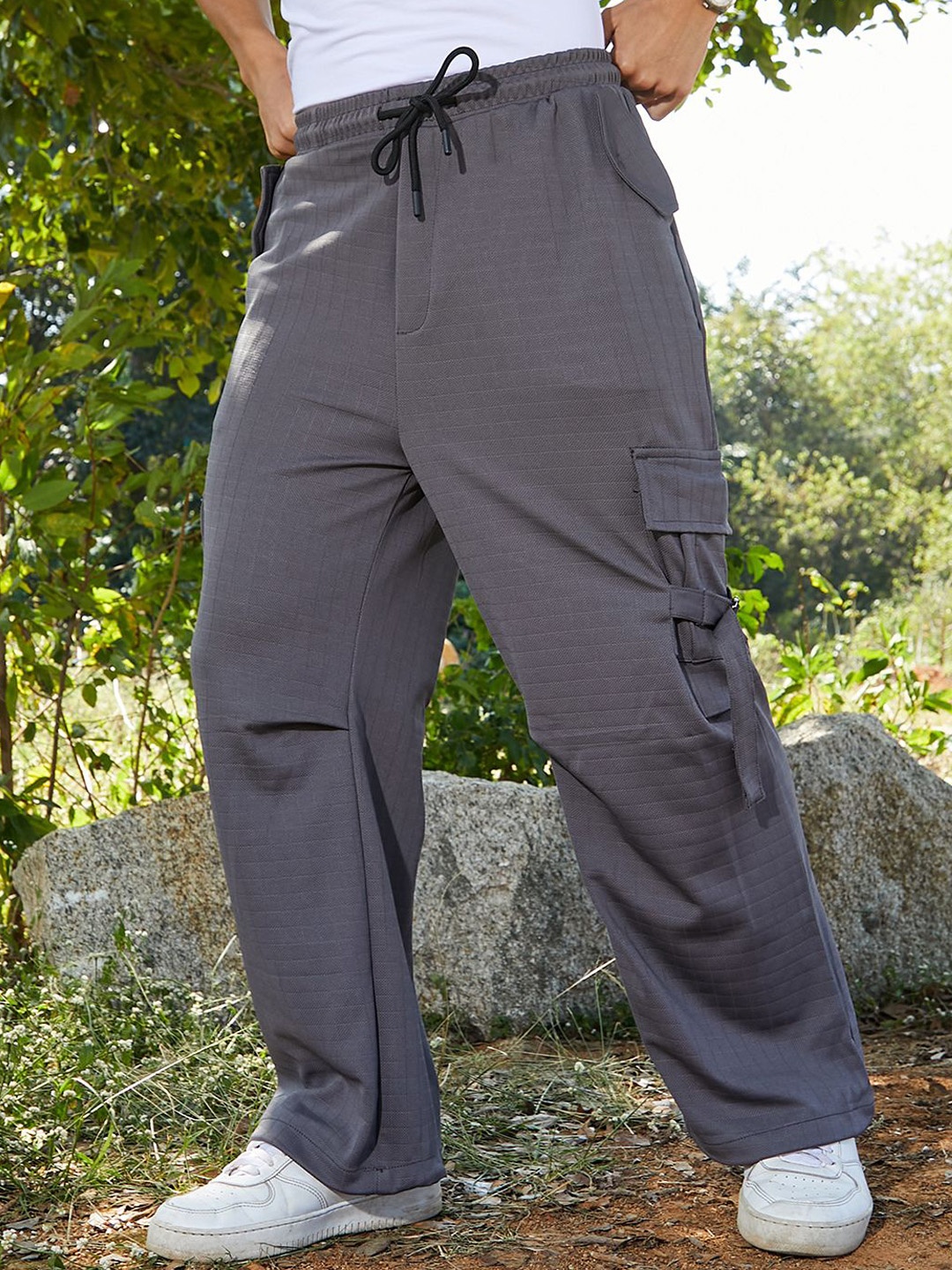 

Campus Sutra Men Comfort Cargos Trousers, Grey