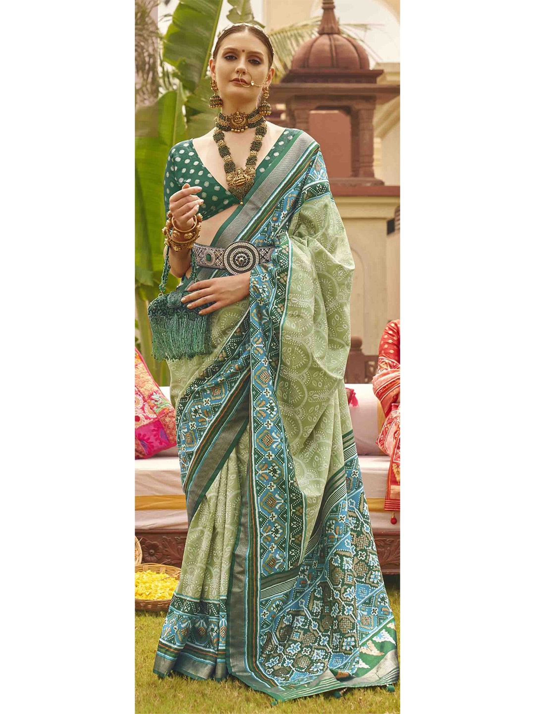 

Blissta Ethnic Motifs Silk Blend Patola Saree, Green