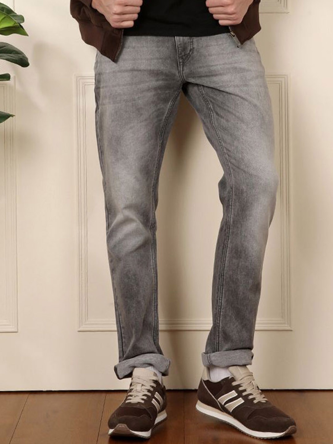 

WROGN Men Comfort Slim Fit Heavy Fade Jeans, Grey