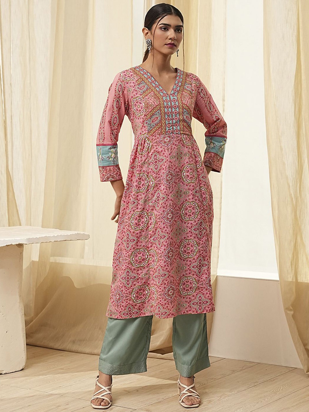 

Biba Women Floral Printed Thread Work Kurta, Pink