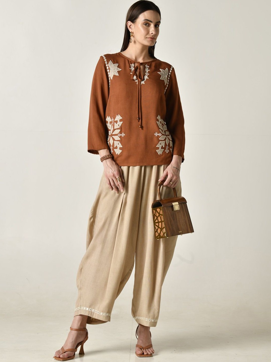 

STIL O STITCH Embroidered Tie-Up Top And Trouser, Brown
