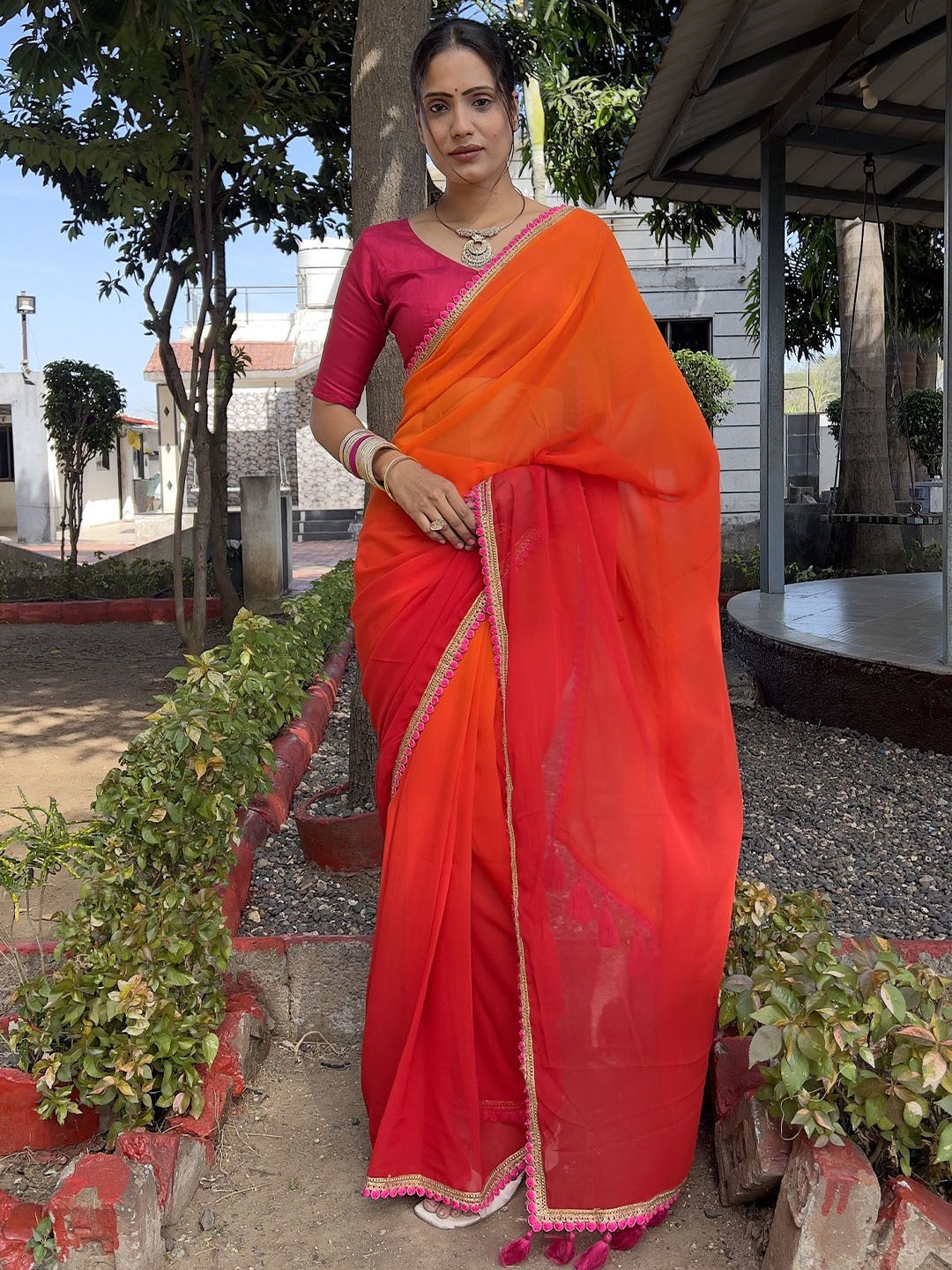 

JULEE Women Colourblocked Pure Georgette Ready to Wear Saree, Red