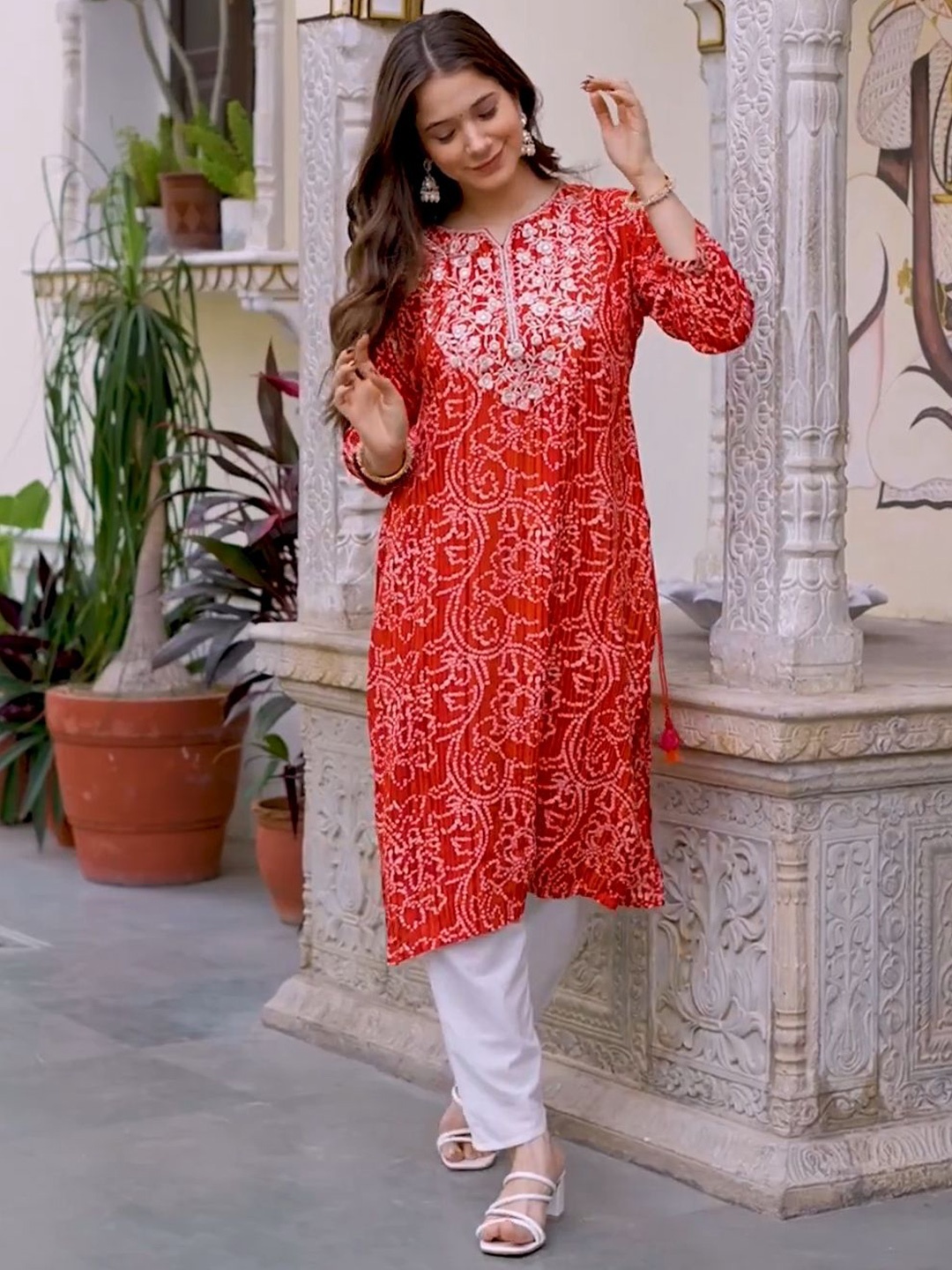 

Wawlooks Bandhani Printed Notch Neck Straight Kurta, Red