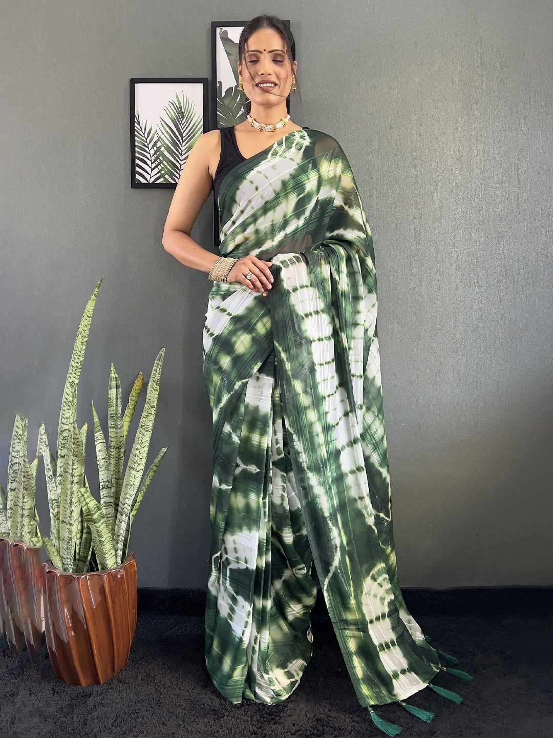 

LADY SHOPI Pure Georgette Saree, Green