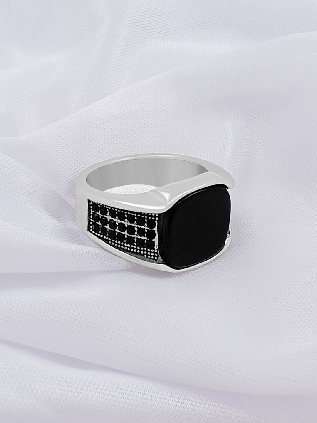 

Saizen 925 Sterling Silver Sliver-Plated Crystal And Onyx Stone Studded Finger Ring