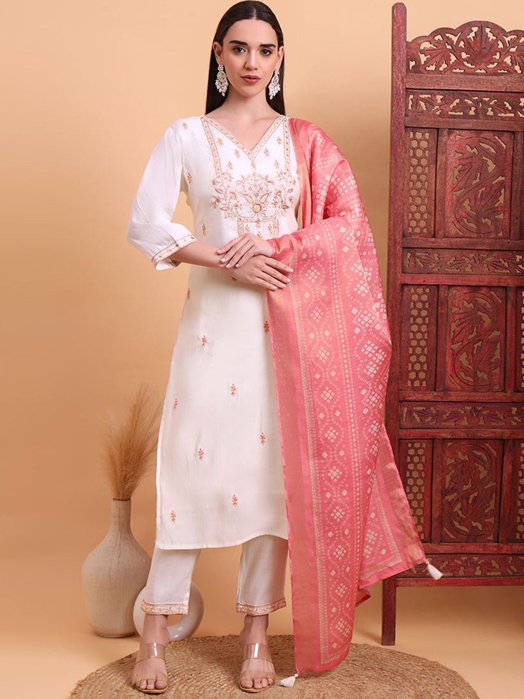 

SUNDARNAARI Floral Embroidered Thread Work Organic Cotton Kurta With Trousers & Dupatta, White