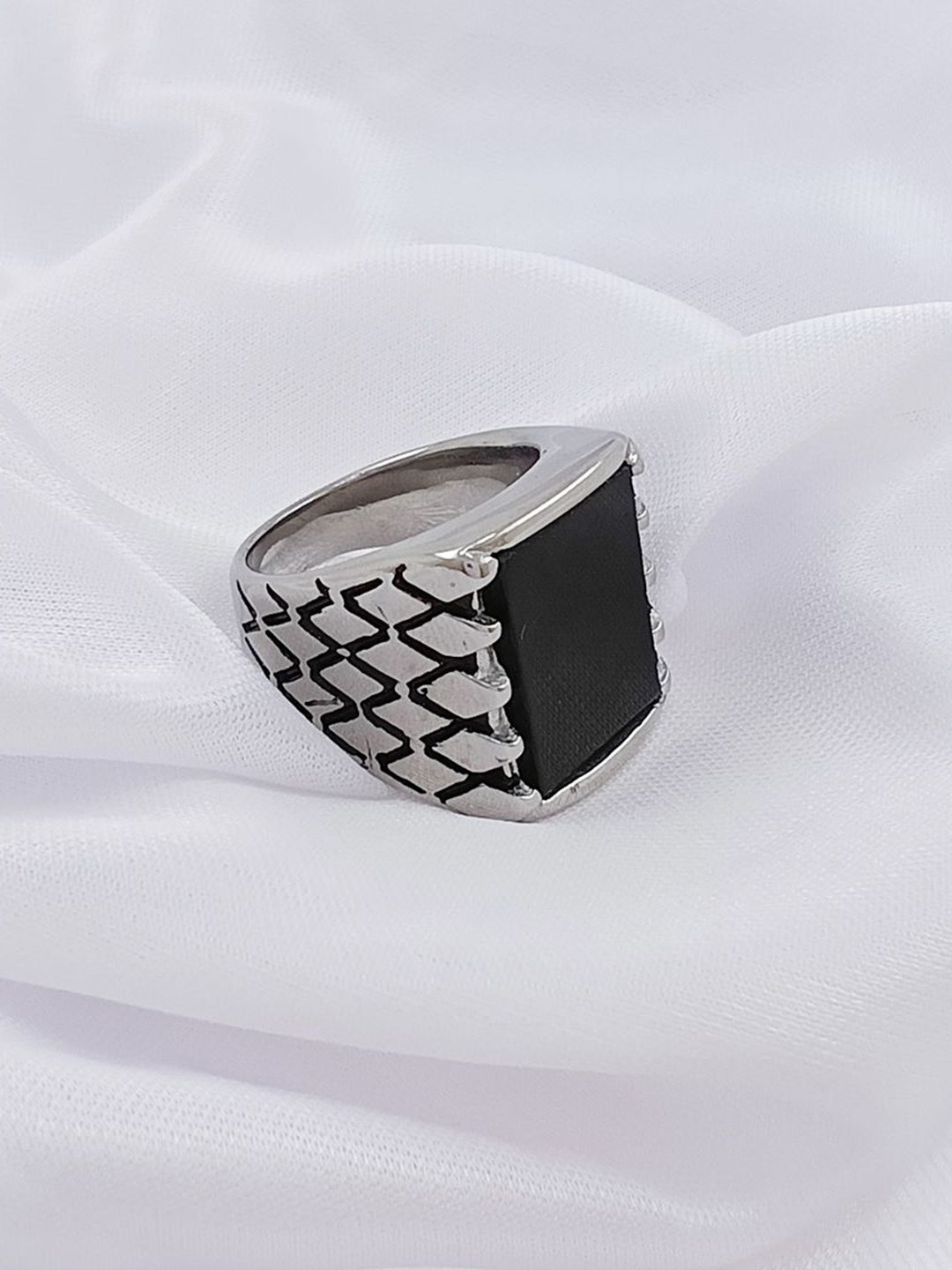 

Saizen 925 Sterling Silver Sliver-Plated Crystal And Onyx Stone Studded Finger Ring