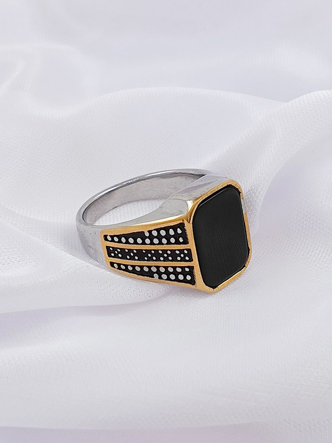 

Saizen 925 Sterling Silver Sliver-Plated Onyx Stone Studded Finger Ring