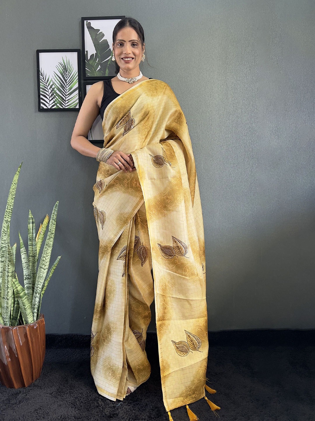 

JULEE Ethnic Motifs Printed Saree, Yellow