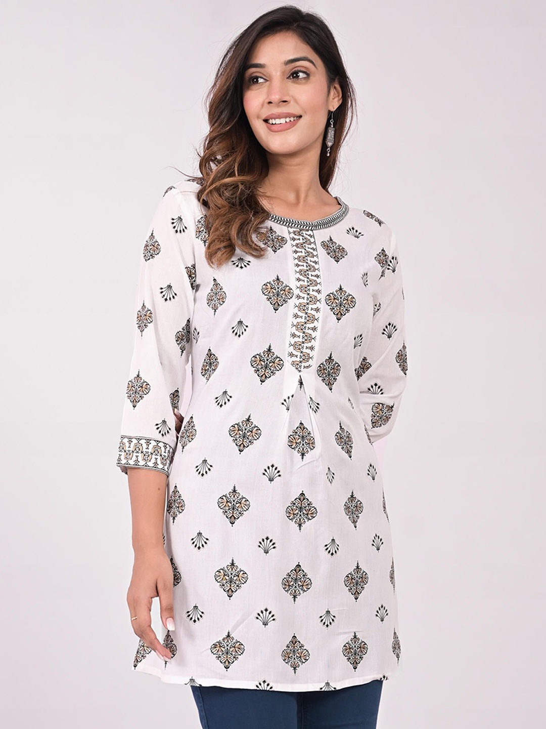 

KASHISHIYA Floral Printed Pleated Round Neck A-Line Kurti, White