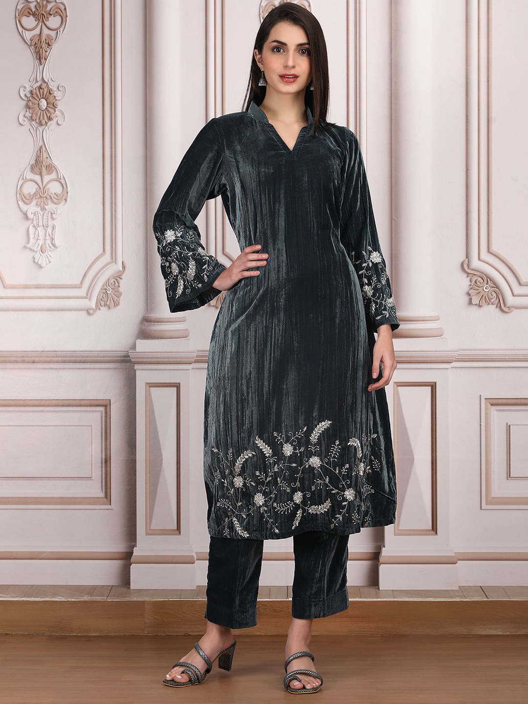 

Akshayini Floral Embroidered Bell Sleeves Zardozi Velvet Kurta With Trousers, Grey