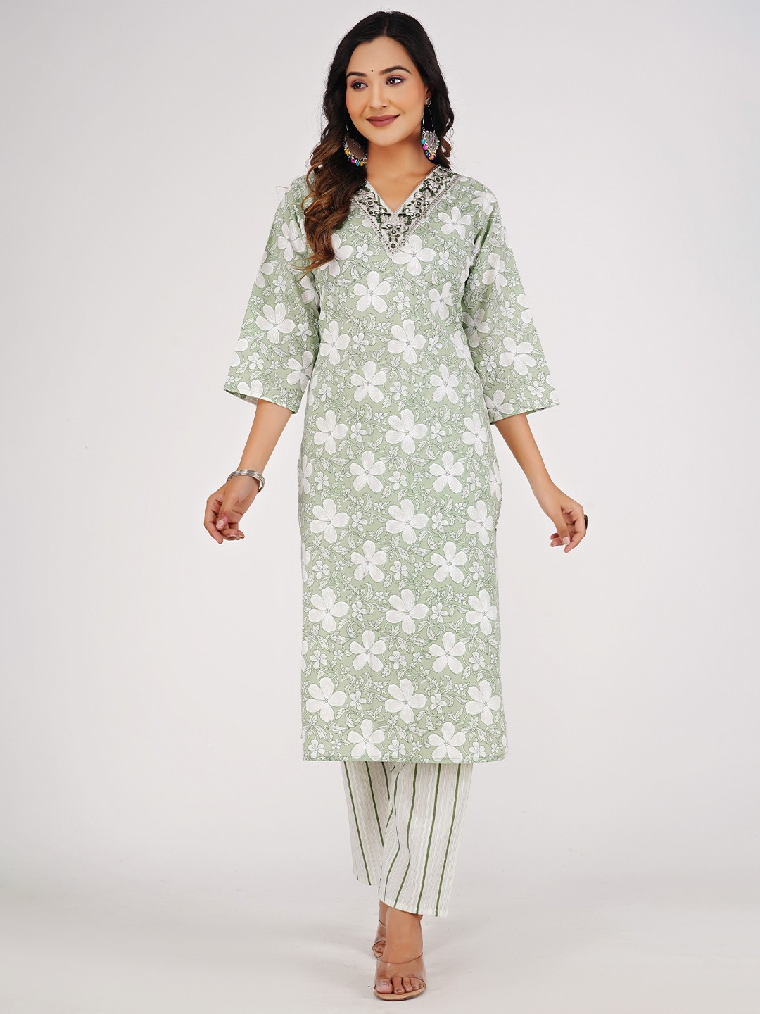 

BELLAMY Floral Printed V Neck Thread Work Kurta With Trousers, Green