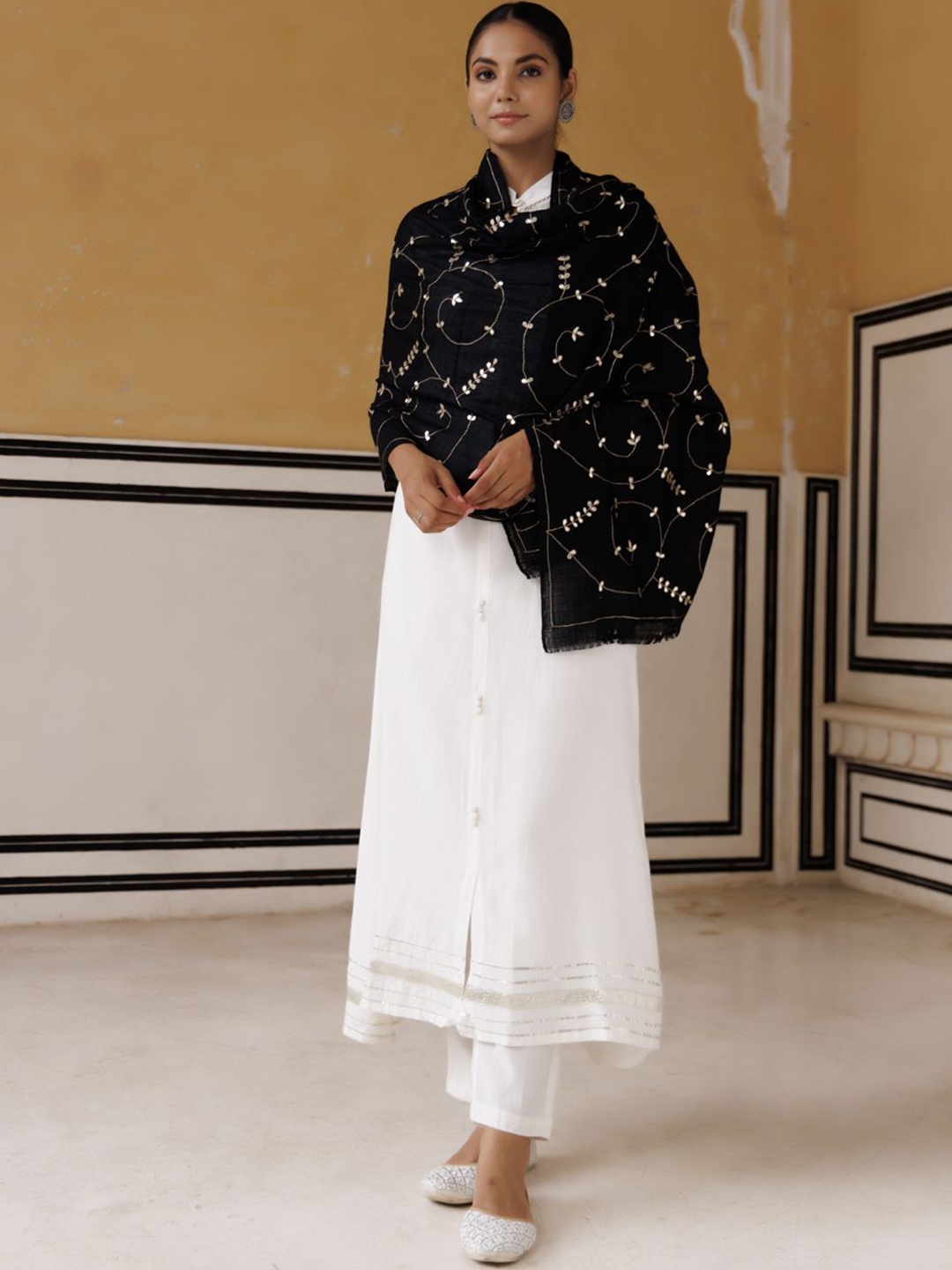 

Geroo Luxe Floral Embroidered Gotta Patti Woollen Shawl, Black