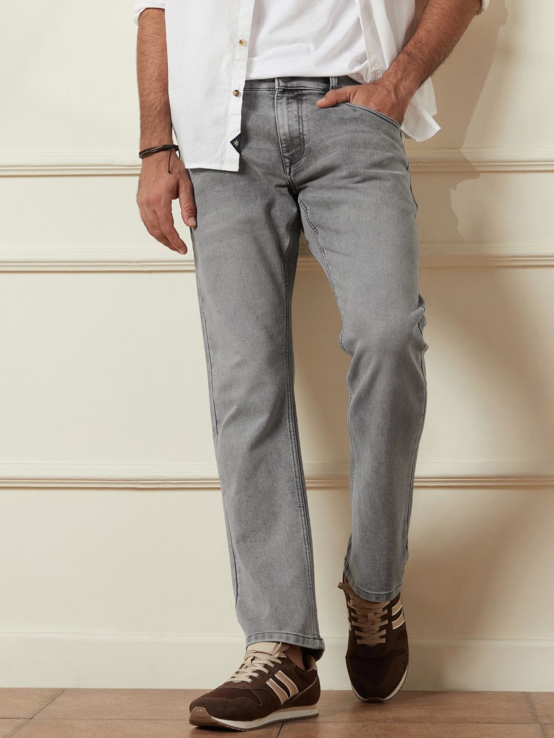 

WROGN Men Comfort Straight Fit Light Fade Jeans, Grey