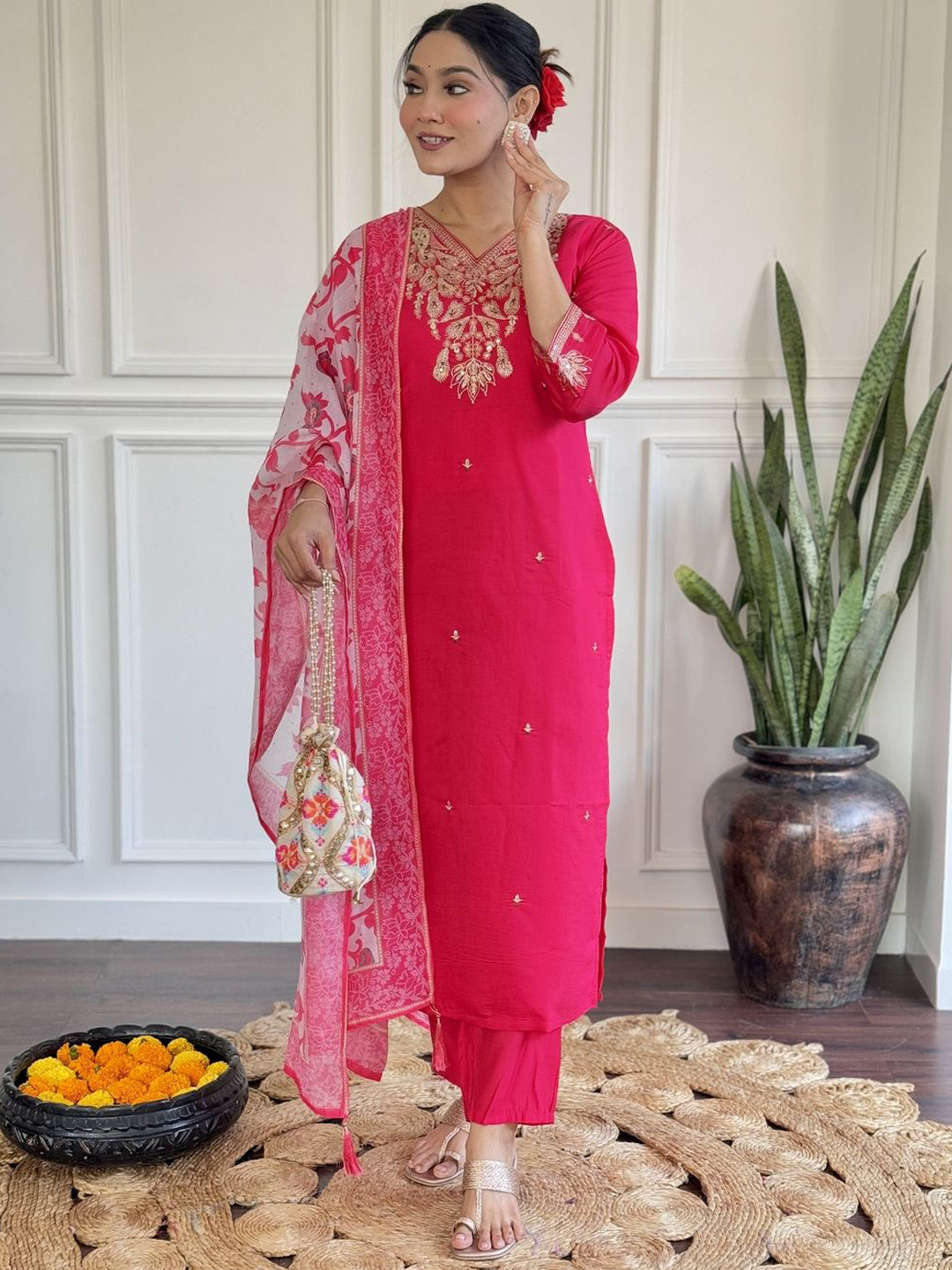 

ASCIIBLUES Women Floral Embroidered Regular Thread Work Kurta with Trousers & With Dupatta, Pink